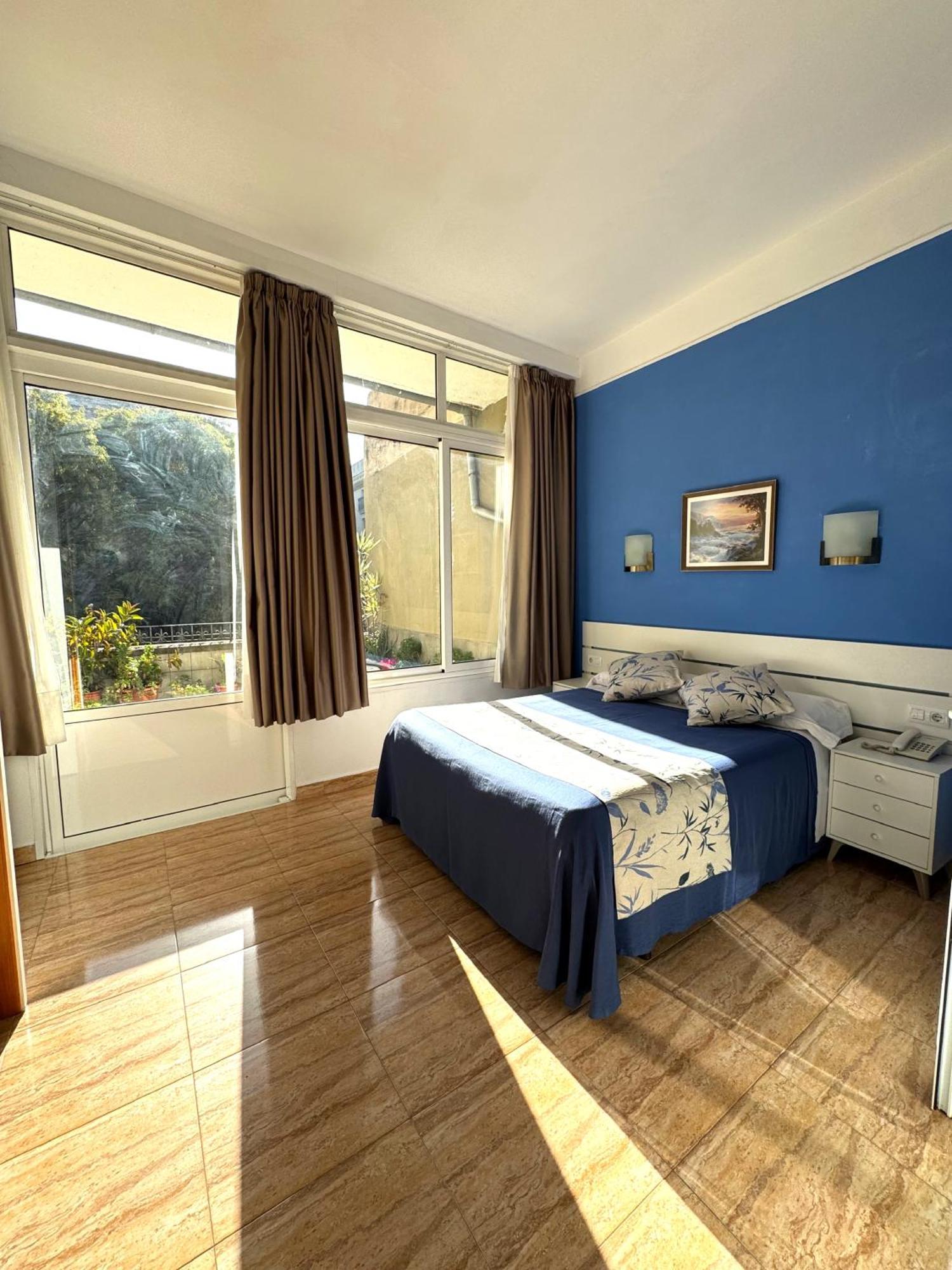 Hostal Ramos Barcelona Bagian luar foto